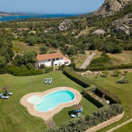 Iris With Pool דירה