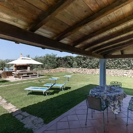 Iris With Pool באיה סרדיניה