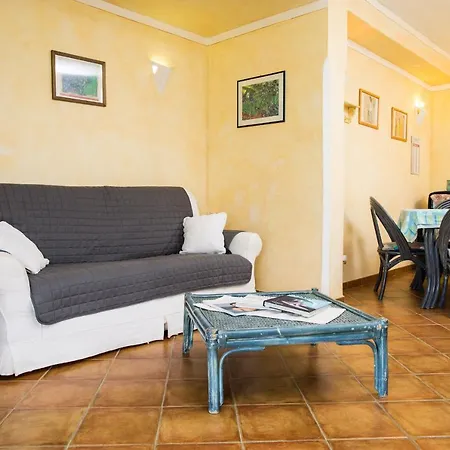 Iris With Pool شقة *