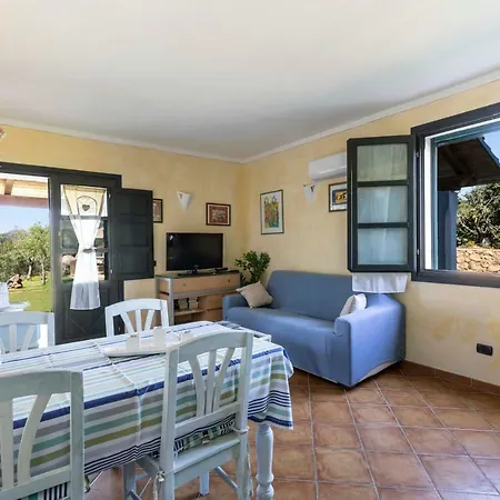 Apartman Iris With Pool Baja Sardinia