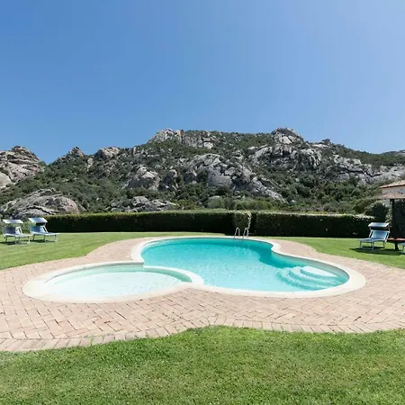 Iris With Pool Apartment