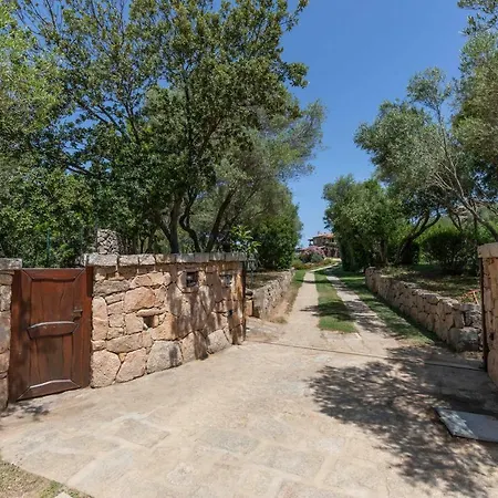 Iris With Pool Apartmán *