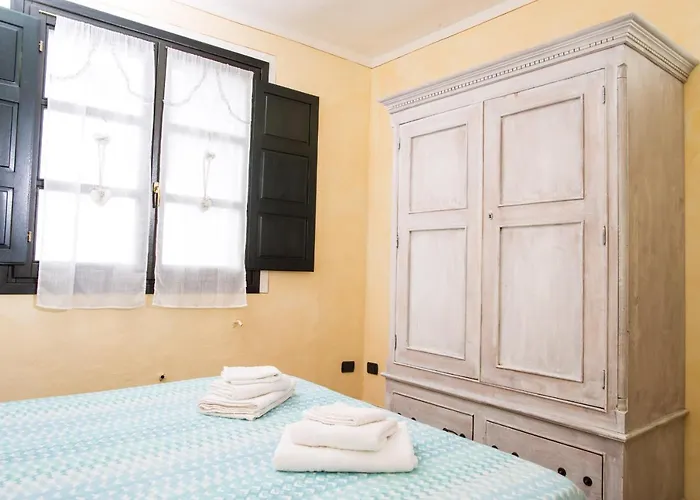 Iris With Pool Daire